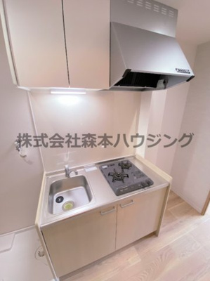 【キッチン】 | 　郡津マンション | ※反転タイプ別室の写真となります。
　設備内容や色調など相違がある場合は実際のお部屋の現状優先となります。