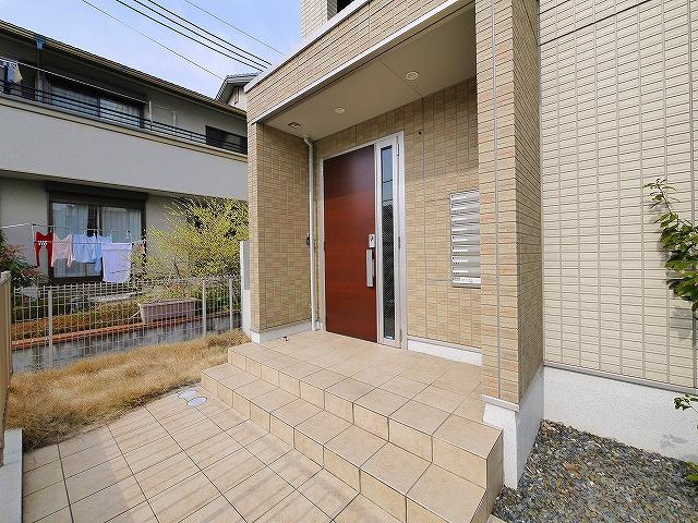 カーサあやめ池のエントランス|毎日通るエントランスはこのようになっています