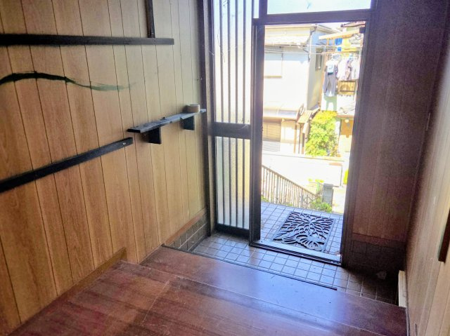 ～買い物施設や公園が近く生活しやすい環境～ A棟 兵庫県神戸市垂水区潮見が丘１丁目|落ち着いた木目調の玄関スペース
