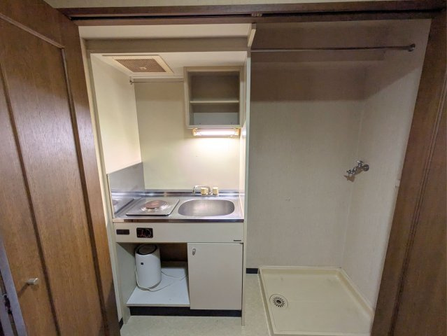 ライオンズマンション宮西壱番館のキッチン|コンパクトにまとめられたキッチン横に洗濯機置場があり、家事動線をスムーズにサポートします。