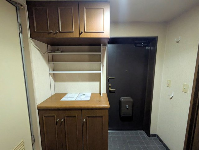 ライオンズマンション宮西壱番館の玄関|上下に分かれた豊富な収納棚により、靴だけでなく小物類もすっきりと整理整頓していただけます。