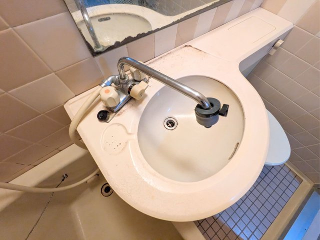 ライオンズマンション宮西壱番館の洗面所|身だしなみを整える洗面ボウルと使い勝手の良い水栓を備えており、朝の準備もスムーズです。