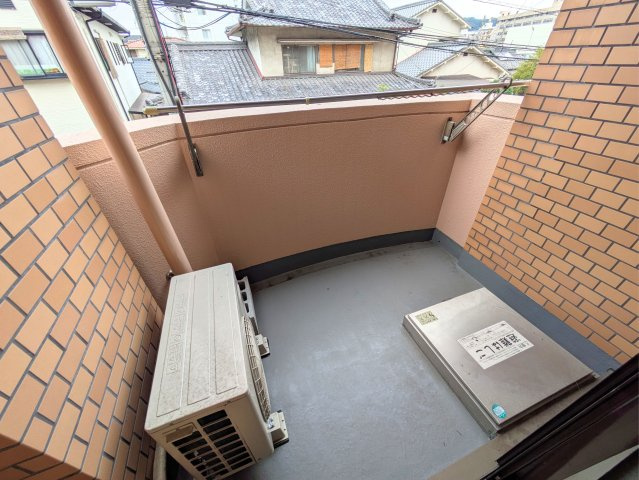 ライオンズマンション宮西壱番館のバルコニー|洗濯物を干しやすい物干し金具を備えており、陽当たりや風通しの良さを確保したバルコニーです。