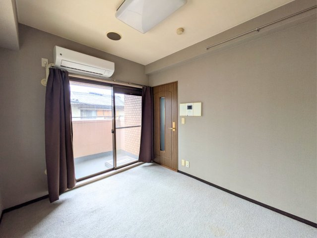 ライオンズマンション宮西壱番館の洋室|バルコニーからの光が差し込む明るいお部屋です。