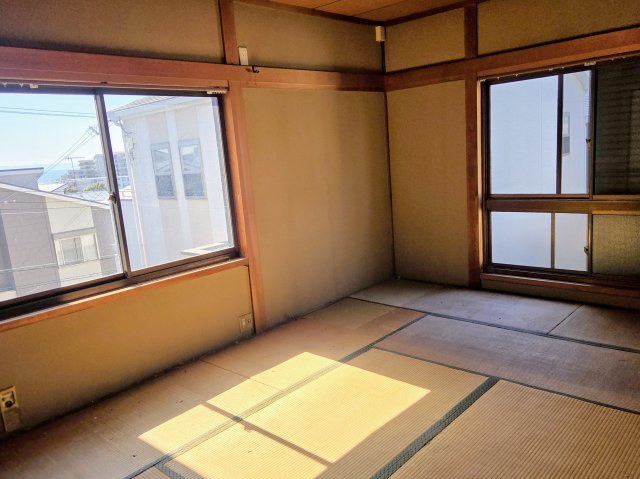 ～買い物施設や公園が近く生活しやすい環境～ A棟 兵庫県神戸市垂水区潮見が丘１丁目の和室|2面の窓から光が入り、日当たりよく穏やかに過ごせます。