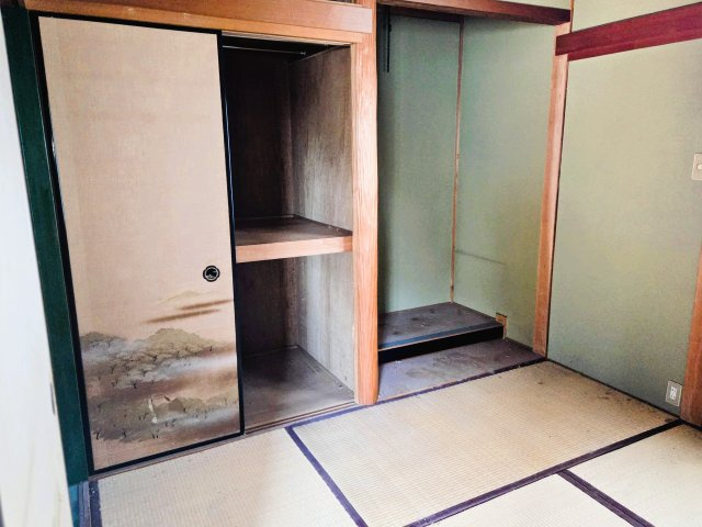 ～買い物施設や公園が近く生活しやすい環境～ A棟 兵庫県神戸市垂水区潮見が丘１丁目の和室|中段のある押し入れで、布団や荷物をすっきり収納できます。