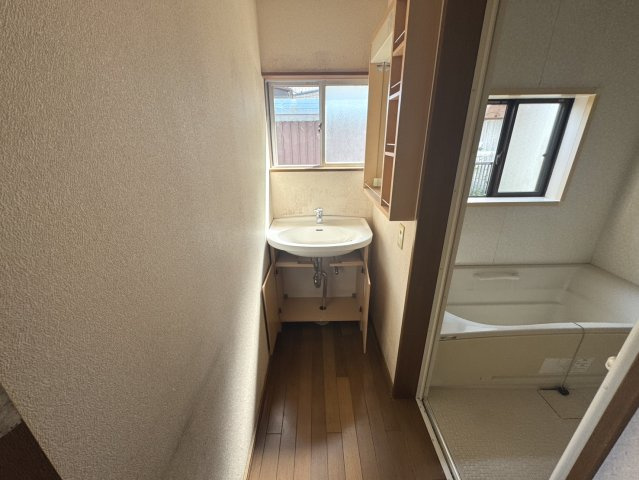 中古戸建　不破郡垂井町　昭和48年築の独立洗面台