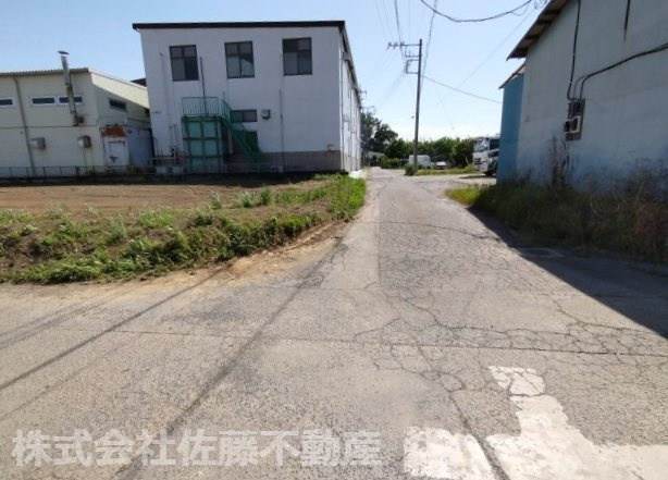 〈調整区域〉約117坪。農地としてご利用くださいの前面道路含む現地写真