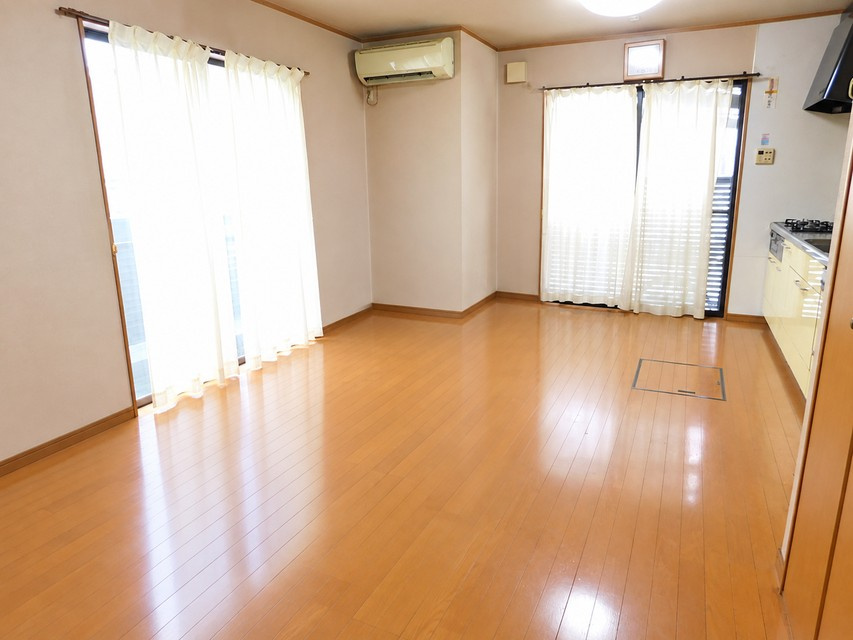 名古屋市中村区高道町１丁目の中古一戸建の居間・リビング|◇リビング◇　　南面で明るいリビング１２．０帖　　大きな窓の開放感のある空間♪