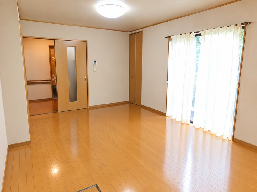 名古屋市中村区高道町１丁目の中古一戸建の居間・リビング|◇リビング◇　　南面で明るいリビング１２．０帖　リビング収納完備！