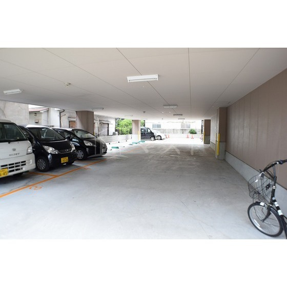 クレド桜川の駐車場