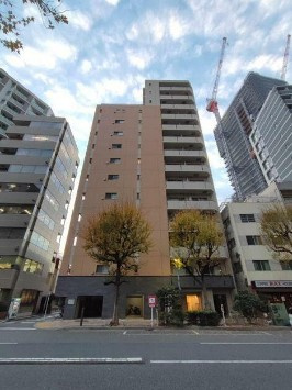 【外観】 | レジデンス西新宿スクエア | 鉄骨鉄筋コンクリート造のがっちりとした建物。
