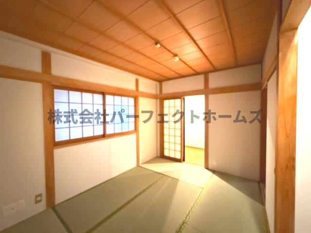 高槻市八幡町戸建　賃貸の和室|畳の上でゆっくりとくつろげる和室です