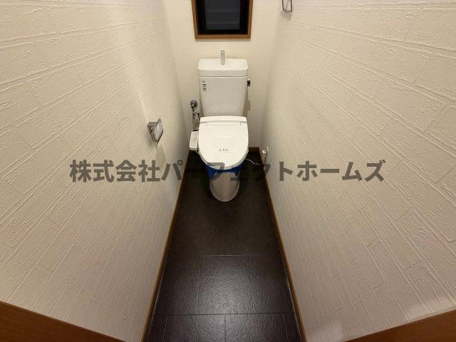 高槻市八幡町戸建　賃貸のトイレ|ゆったりとした空間のトイレです