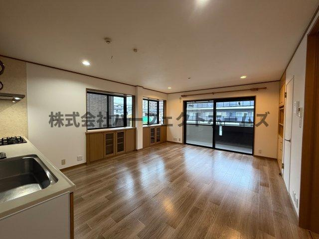 高槻市八幡町戸建　賃貸の居間・リビング|ゆったり過ごせるリビングです
