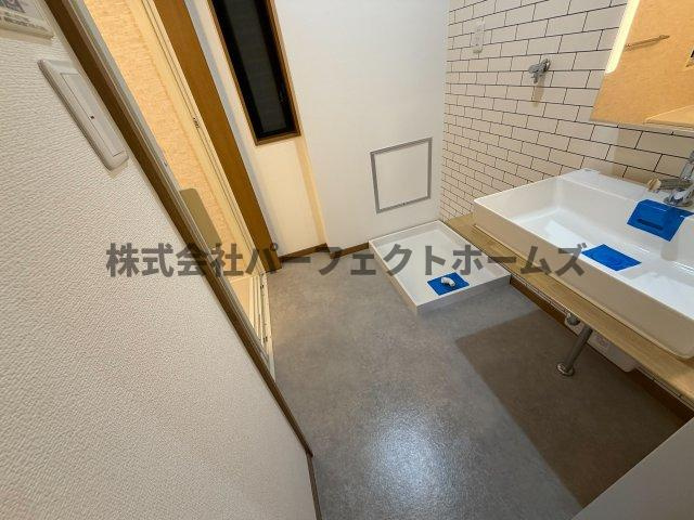 高槻市八幡町戸建　賃貸の洗面所|脱衣スペースもあります