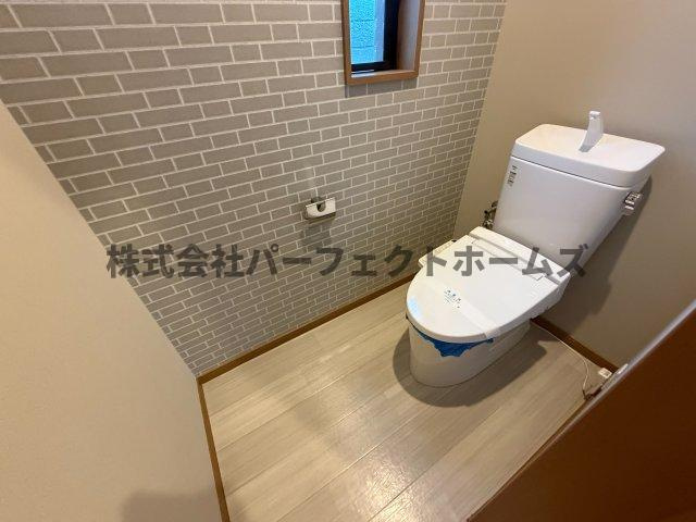 高槻市八幡町戸建　賃貸のトイレ|落ち着いた色調のトイレです