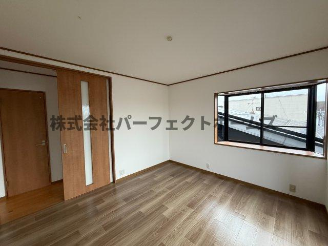 高槻市八幡町戸建　賃貸の洋室|落ち着いた色調の洋室です