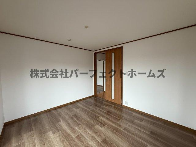 高槻市八幡町戸建　賃貸の洋室|スタンダードな洋室です