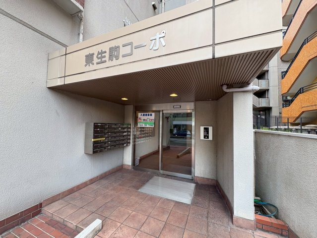生駒市辻町の賃貸マンションのエントランス