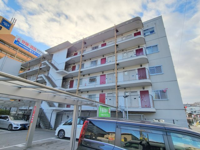 生駒市辻町の賃貸マンションの駐車場