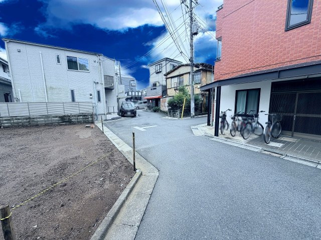 【前面道路含む現地写真】 | 練馬区旭町1丁目　新築分譲住宅　全1棟（成増店） | 緑あふれる住環境良好な立地。