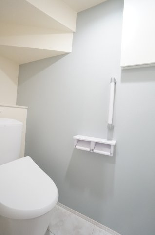 リーブルファイン新舞子第4　4号棟のトイレ|壁に収納棚があり温水洗浄便座で冬は暖かく快適です！！