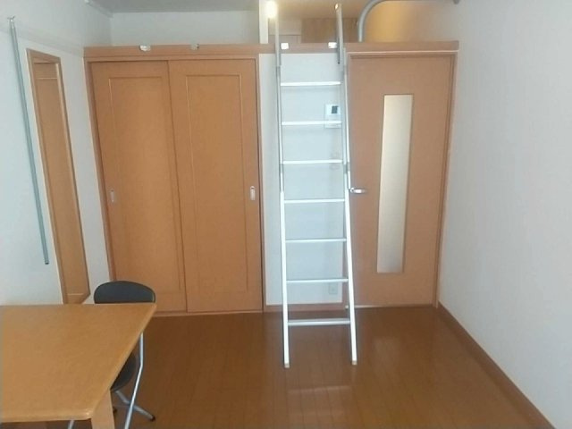 レオパレススリーフォーの居間・リビング