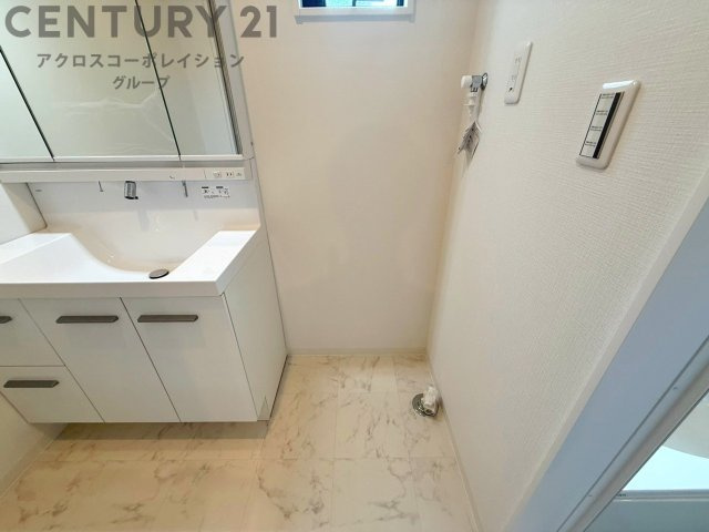 洗濯物の仕分け作業がしやすく、整理整頓が容易になります。洗濯音や湿気を他の部屋に持ち込まず、生活環境を快適に保ちます。上部を活用すれば収納スペースを確保でき洗剤や洗濯用品の整理もしやすくなります。
