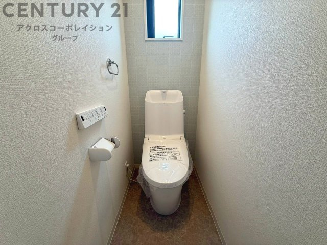 温水洗浄便座付トイレは温水洗浄機能により、暖かい水でおしりを洗浄することができ、冷たい水を使う従来の便座に比べ、温水洗浄機能で暖かいトイレを提供し、快適な使用を可能にします。
