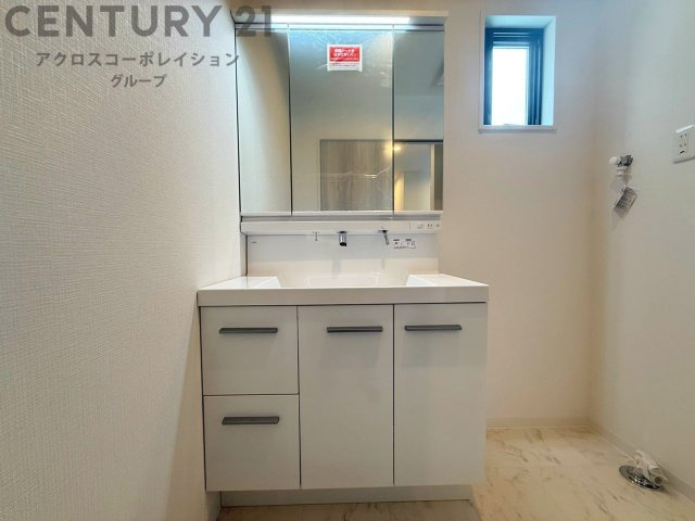 化粧品や洗顔料、歯ブラシなどの必需品をまとめて置ける収納スペースがあり、使用するたびに取り出す手間が省けます。また、水回りのため、濡れても大丈夫な素材が使用されており、お手入れが簡単です。
