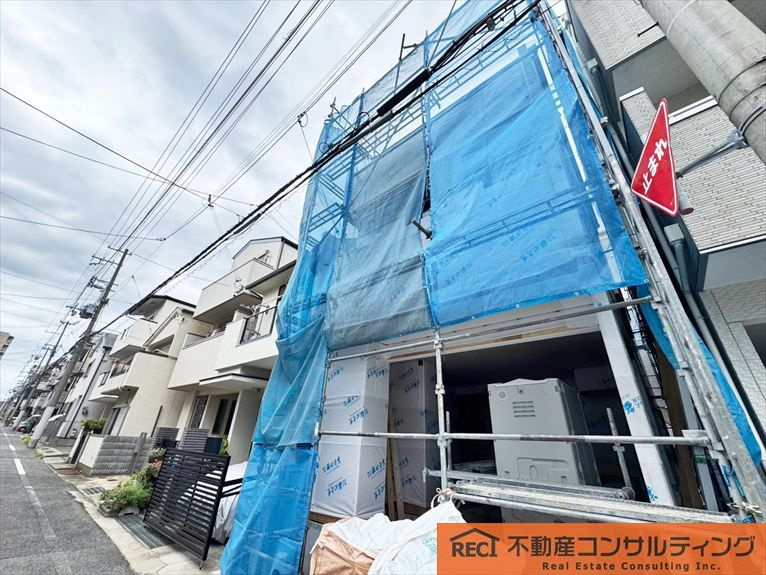 神戸市灘区友田町2丁目　新築戸建の前面道路含む現地写真|全室2面採光で明るい室内♪全居室複層ガラス採用！