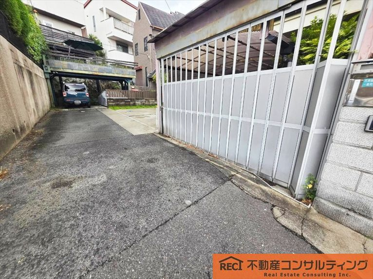 西宮市苦楽園一番町　中古戸建の駐車場