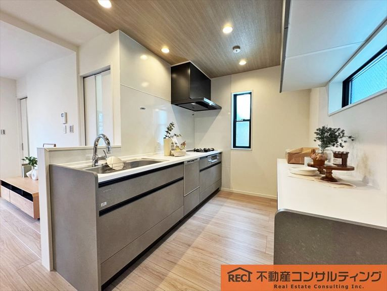 神戸市灘区記田町1丁目　新築戸建のキッチン|夏は涼しく冬は暖かく暮らせる複層ガラス仕様！
