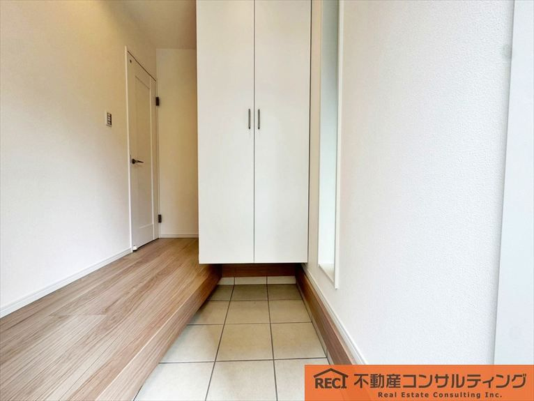 神戸市灘区記田町1丁目　新築戸建の玄関