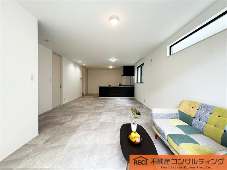 神戸市灘区鶴甲2丁目　中古戸建の居間・リビング|部屋数豊富な4LDK！全居室収納付きで収納豊富です！