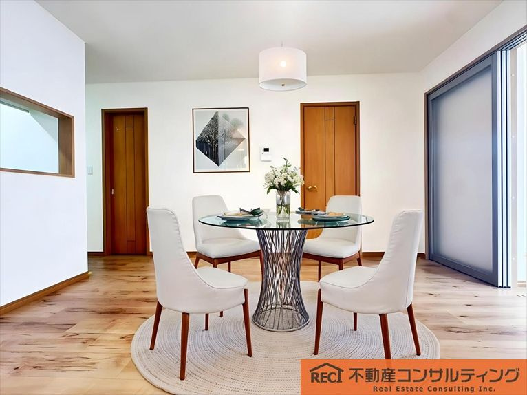 神戸市東灘区森北町7丁目　中古戸建の居間・リビング|テラス有り！ガーデニングなど趣味のスペースとして使えます！