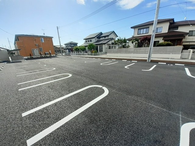 ブリッサの駐車場|駐車場があるので、車を買う予定の方も安心です