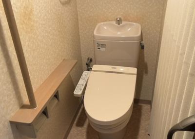 【トイレ】 | カインドステージ相武台 | トイレは大きさや形、機能、抗菌性などが異なる多種多彩なタイプが各メーカーから出ています。それぞれに良さがあるため、事前にどういったタイプのトイレがいいのかをご家庭内で決めて、内見に行くといいでしょう。