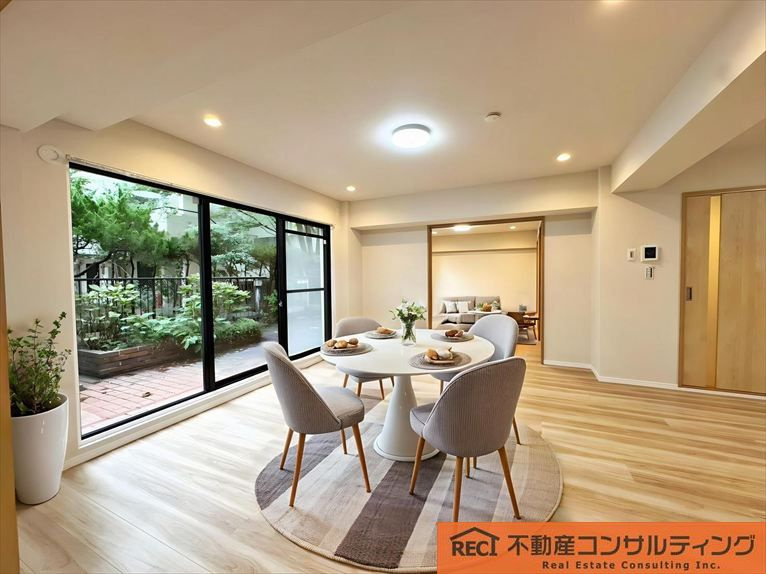 進和苦楽園アーバンライフB棟の居間・リビング|出し入れ楽々な平面駐車場1台分確保