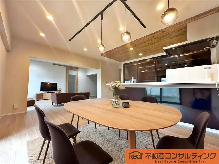 六甲篠原パークマンションの居間・リビング|玄関2ヵ所・トイレ2ヵ所有り！