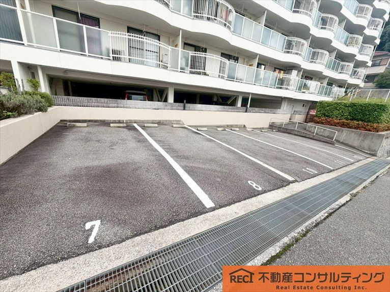 コボリマンション夙川老松台D棟の駐車場