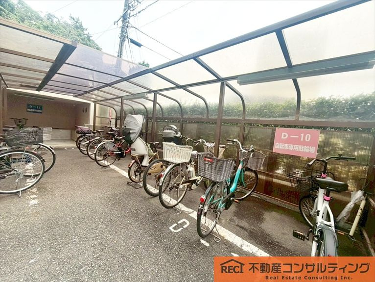 コボリマンション夙川老松台D棟の駐輪場
