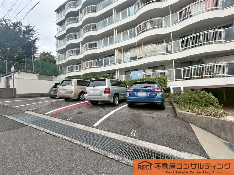 コボリマンション夙川老松台D棟の駐車場