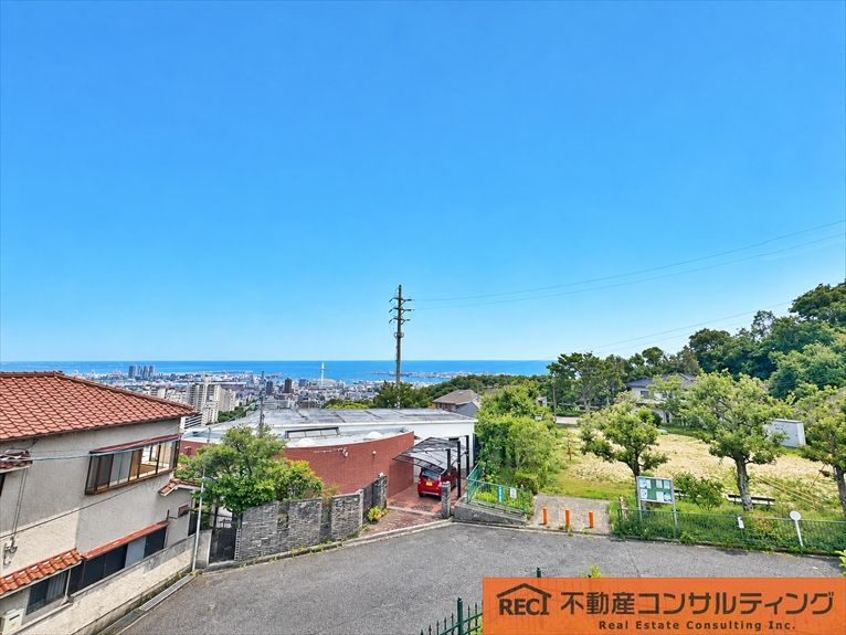 神戸市灘区篠原台　中古戸建のバルコニー|前面道路広々8ｍ！車の出し入れがスムーズです♪
