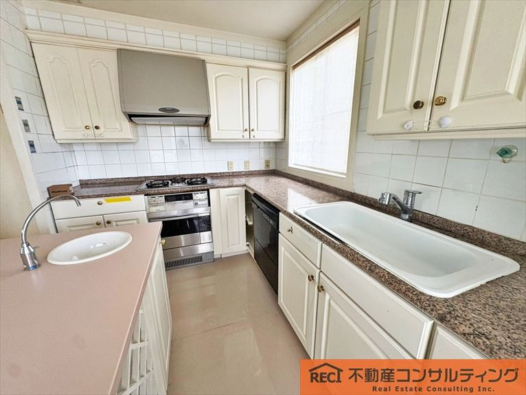 神戸市灘区篠原台　中古戸建のキッチン|大月台公園隣接！東南角地につき日当たり良好