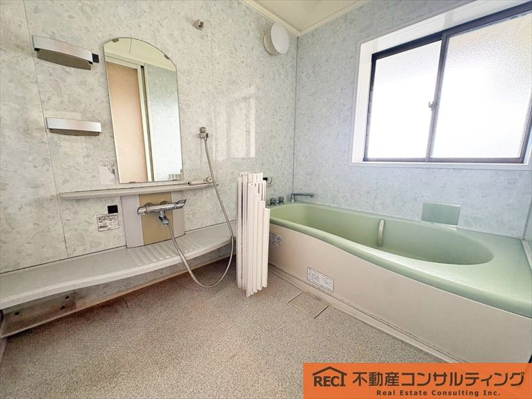 神戸市灘区篠原台　中古戸建の浴室|駐車スペース1台＋堀込車庫1台！2台駐車可能！