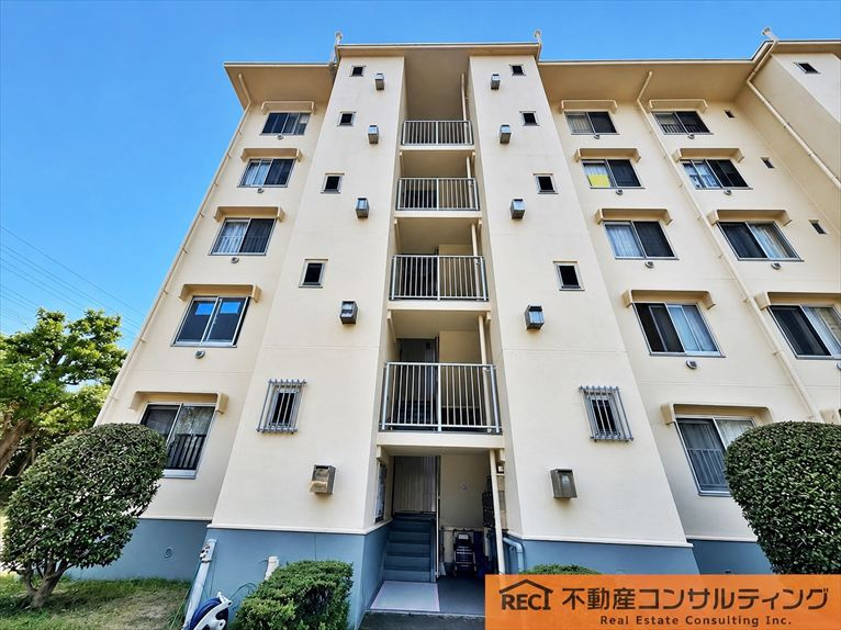 上田東町住宅3号棟のエントランス