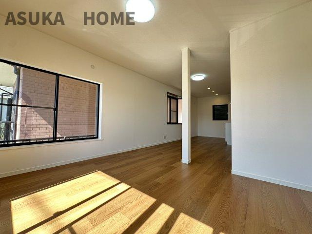 緑区長津田1丁目戸建ての居間・リビング|ゆとりのあるダイニングスペースになっているので大きなテーブルで囲む食事の時間も楽しめそうですね。