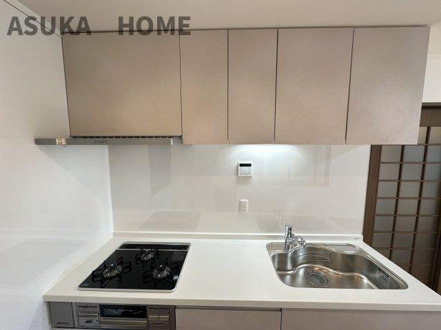 緑区長津田1丁目戸建てのキッチン|熱探知がついているので、揚げ物料理が苦手にしている方も挑戦してみてください。コンロの油汚れ綺麗に◎